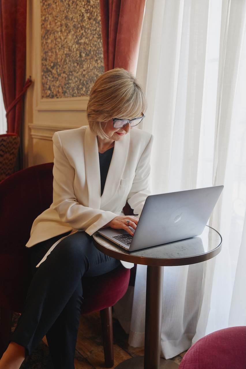 Fiona McKay helping female leaders map career goals using the NOPAUSE™strategy